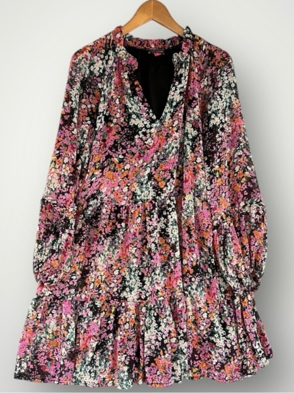 🩷 4 for $35 🩷Vince Camuto Pink and Black Floral Tiered Long Sleeve Mini Dress